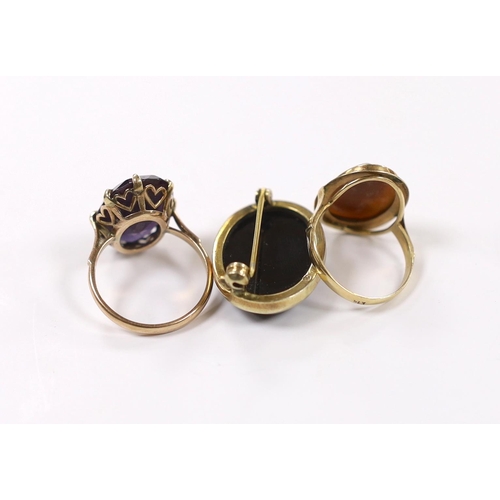 1905 - A 14k and oval cameo shell set ring, a 14k and synthetic colour change corundum set ring and a yello... 