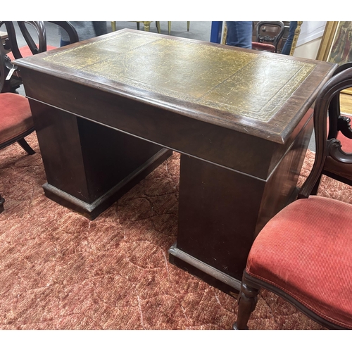 141 - A Victorian mahogany pedestal desk, width 114cm, depth 75cm, height 74cm