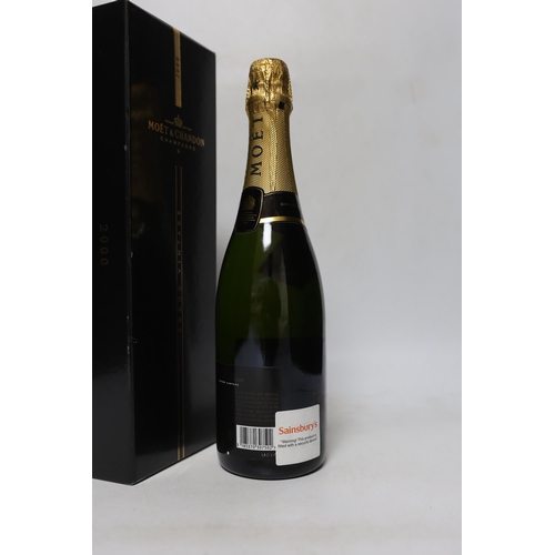 423 - A Bottle of Moet and Chandon Grand Vintage 2000 champagne with box