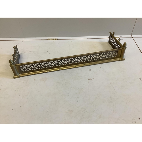 52 - An Edwardian brass fender, width 97cm, depth 30cm