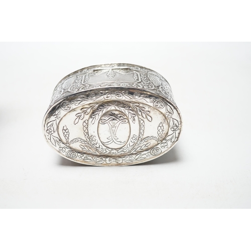 829 - An Edwardian Hanau silver oval box, with hinged cover and foliate and swag decoration, import marks ... 