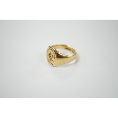 904 - A George V 18ct gold signet intaglio ring, carved with family crest and motto, size K, 9 grams.... 