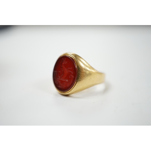 905 - An 18ct and oval intaglio carnelian set signet ring, carved with family crest and motto, size K, gro... 