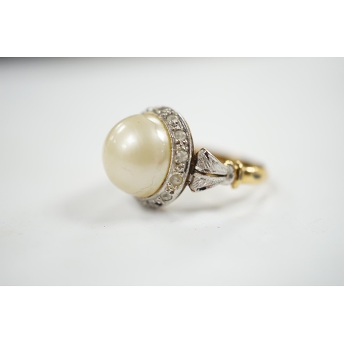 911 - A yellow metal, simulated mabe pearl and paste set cluster ring, size O, gross weight 4.6 grams.... 