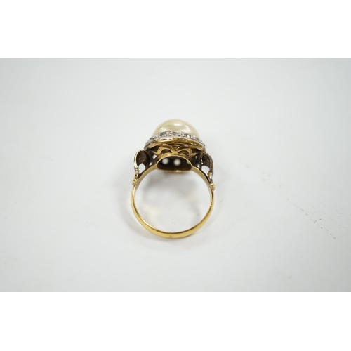 911 - A yellow metal, simulated mabe pearl and paste set cluster ring, size O, gross weight 4.6 grams.... 