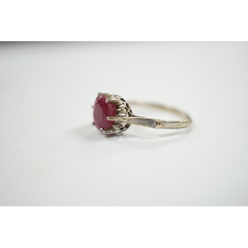 913 - A 750 white metal and solitaire ruby set ring, size M/N, gross weight 3.1 grams.