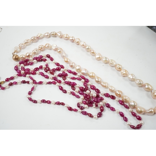 927 - A modern cultured pearl and polished ruby? bead necklace, with two stone diamond chip set 750 clasp,... 