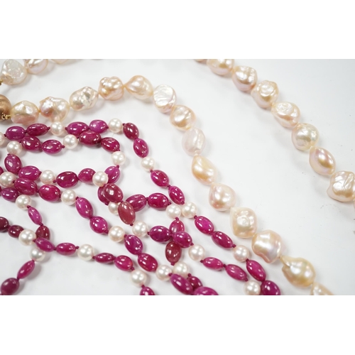 927 - A modern cultured pearl and polished ruby? bead necklace, with two stone diamond chip set 750 clasp,... 