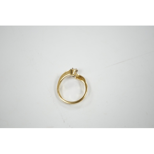 929 - A modern 18ct gold and solitaire diamond set ring, with crossover shoulders, size K, gross weight 4 ... 