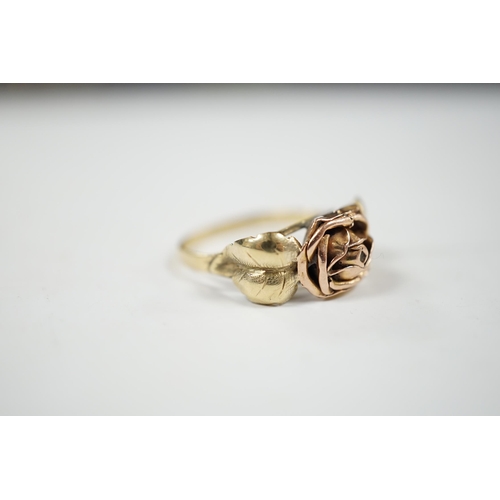 932 - A two colour 585 flower head ring, with leaf shoulders, size P/Q, 3 grams.