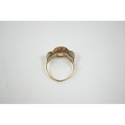 932 - A two colour 585 flower head ring, with leaf shoulders, size P/Q, 3 grams.