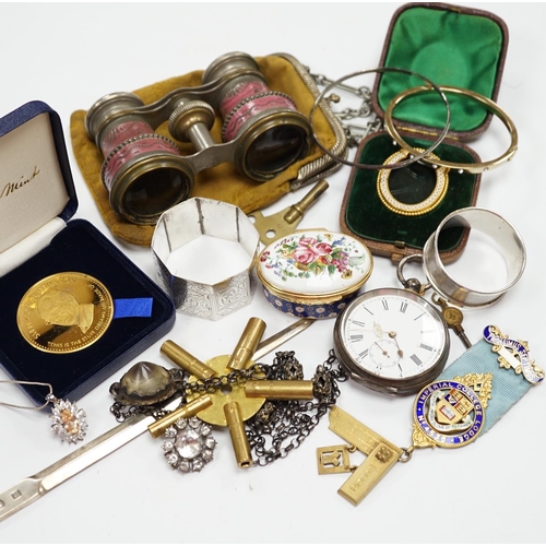 933 - A small group of jewellery, silver and other collectables including a modern silver meat skewer, 20.... 