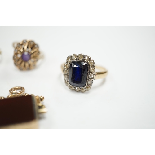 936 - A 750 yellow metal, single stone sapphire and three stone diamond set crossover ring, size, three ot... 