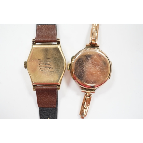 939 - A lady's early 20th century 9k manual wind wrist watch, on an expanding 9ct bracelet(a.f.), together... 