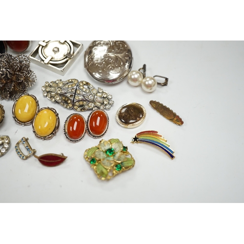 946 - A silver and cabochon set dress ring, mixed costume jewellery and a lady's wrist watch.