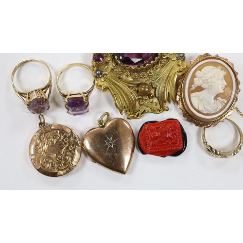 950 - Three assorted 9ct gold and gem set rings including 1960's amethyst, a 9ct and oval cameo shell set ... 