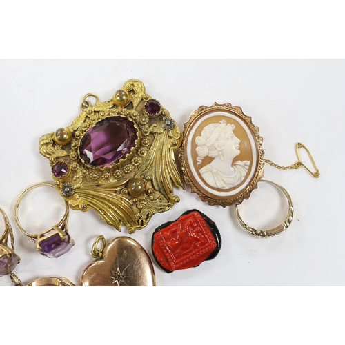 950 - Three assorted 9ct gold and gem set rings including 1960's amethyst, a 9ct and oval cameo shell set ... 