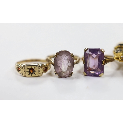 950 - Three assorted 9ct gold and gem set rings including 1960's amethyst, a 9ct and oval cameo shell set ... 