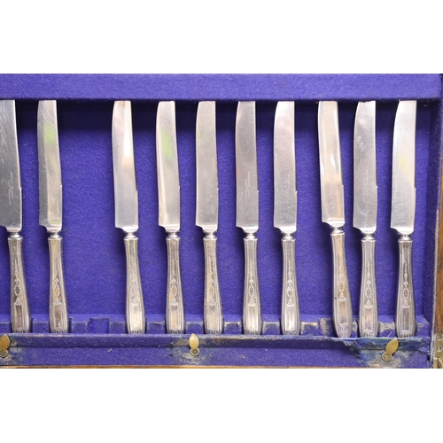 315 - An oak cased canteen of plated cutlery, twelve place settings, 45 x 35 x 23.5cm