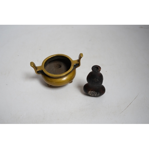 413 - A Chinese bronze censer and a hardstone snuff bottle, 7.5cm