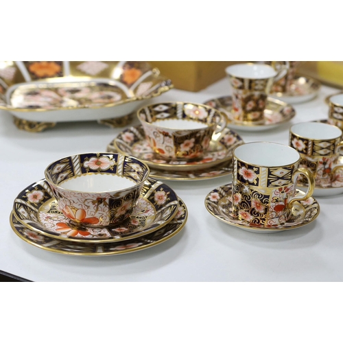 449 - A collection of Royal Crown Derby Imari porcelain, largest 27cm in diameter