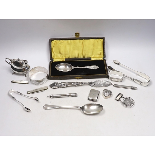 841 - Sundry small silver including bracelet, dessert spoon, fruit knives, mustard, vesta pill box, sterli... 