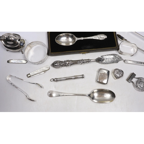 841 - Sundry small silver including bracelet, dessert spoon, fruit knives, mustard, vesta pill box, sterli... 