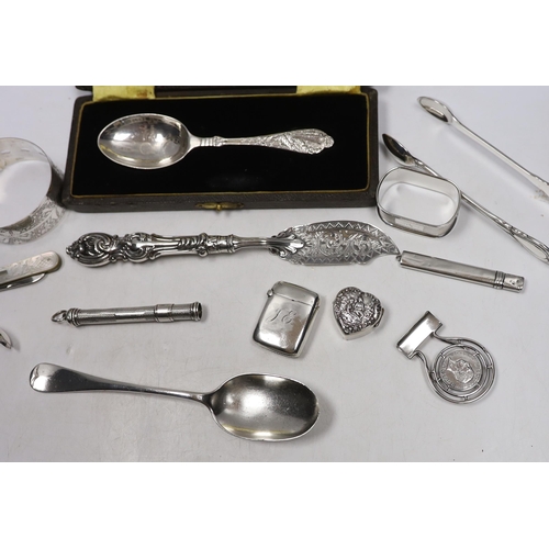 841 - Sundry small silver including bracelet, dessert spoon, fruit knives, mustard, vesta pill box, sterli... 