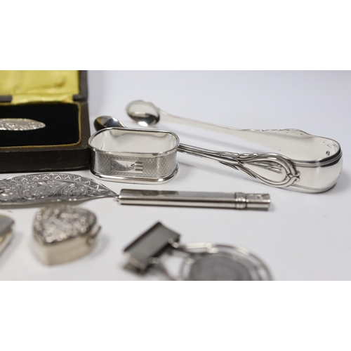 841 - Sundry small silver including bracelet, dessert spoon, fruit knives, mustard, vesta pill box, sterli... 