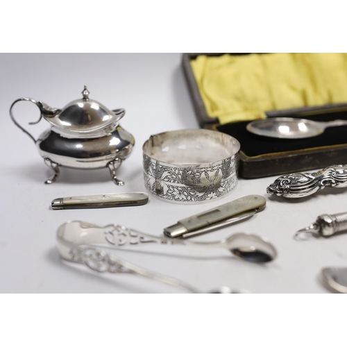 841 - Sundry small silver including bracelet, dessert spoon, fruit knives, mustard, vesta pill box, sterli... 