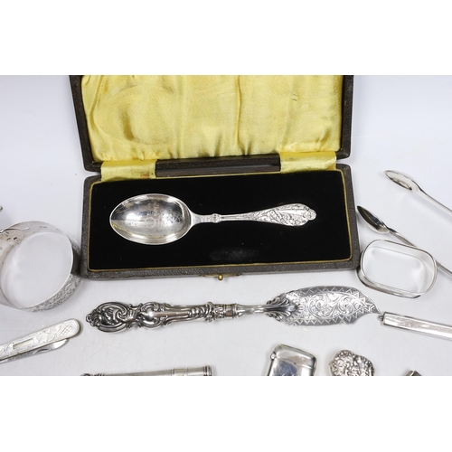 841 - Sundry small silver including bracelet, dessert spoon, fruit knives, mustard, vesta pill box, sterli... 