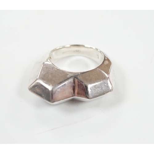 959 - A modern Links of London silver modernist ring, size J/K, in Links of London box.