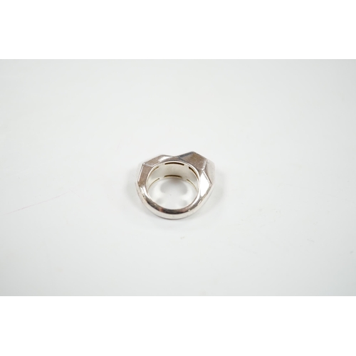 959 - A modern Links of London silver modernist ring, size J/K, in Links of London box.