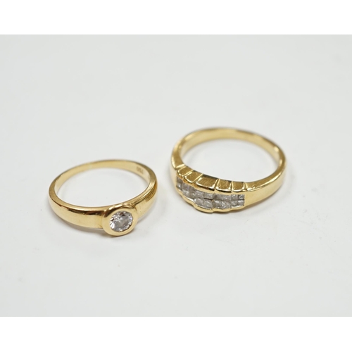 971 - A 750 yellow metal and collet set solitaire diamond ring, size L and a yellow metal and diamond clus... 