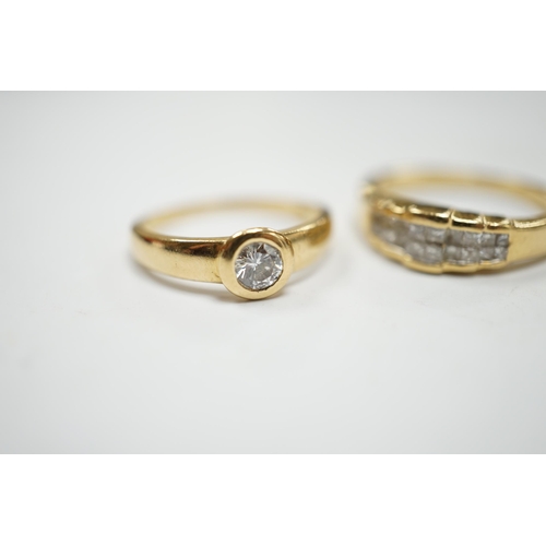 971 - A 750 yellow metal and collet set solitaire diamond ring, size L and a yellow metal and diamond clus... 