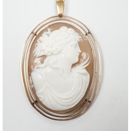 977 - An early 20th century 9ct mounted oval cameo shell pendant, carved with the bust of a lady to sinist... 