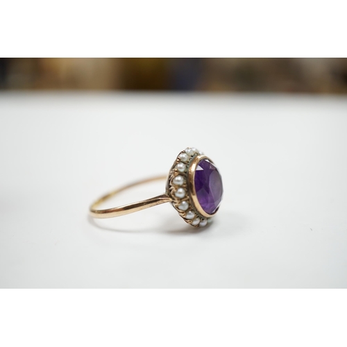 979 - A mid 20th century 14k yellow metal, amethyst and seed pearl set circular cluster ring, size U/V, gr... 