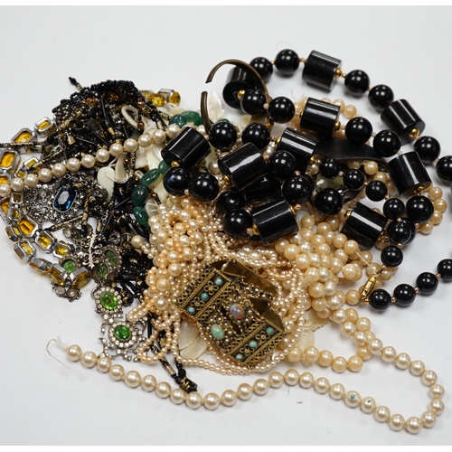 981 - Assorted costume jewellery including a Christian Dior white and green paste necklace.