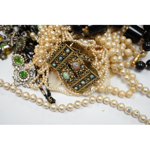 981 - Assorted costume jewellery including a Christian Dior white and green paste necklace.