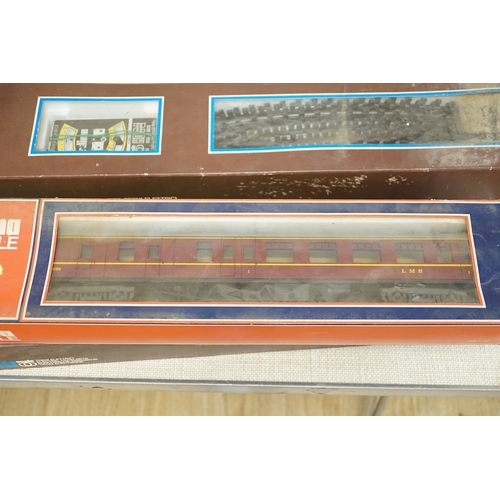 1289 - A Lima 0 gauge battery operated train set, together with two additional boxed coaches and a boxed co... 