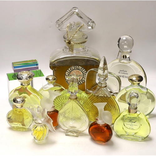 1426 - A collection of seventeen glass bottled perfumes; Guerlain Paris, Guy Laroche, Loris Azzaro, Van Cle... 