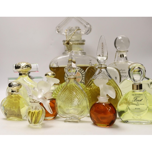 1426 - A collection of seventeen glass bottled perfumes; Guerlain Paris, Guy Laroche, Loris Azzaro, Van Cle... 