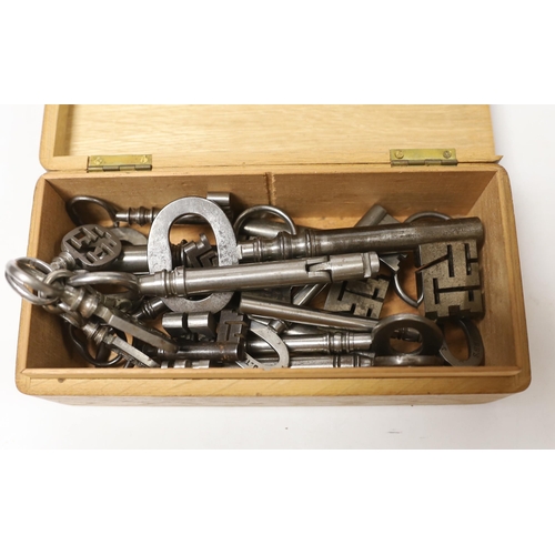 1498 - A box of assorted Odell and other keys