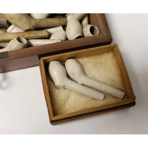 1499 - A collection of assorted clay pipes