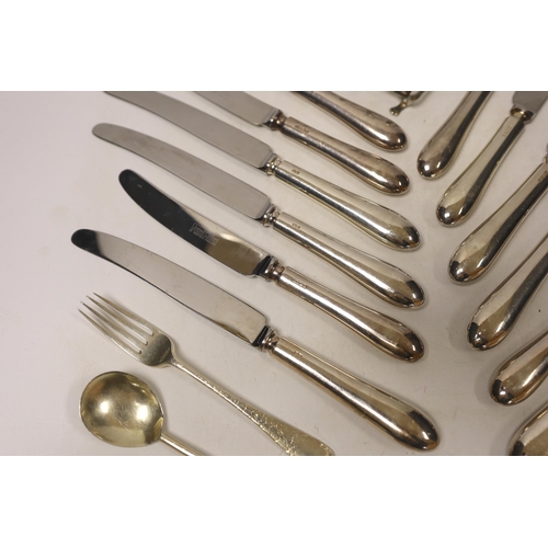 1879 - A set of six modern silver handled table knives and dessert knives, United Cutlers, Sheffield, 1997/... 