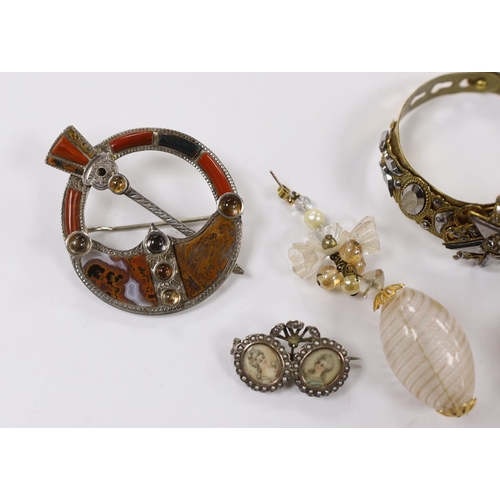 1955 - A small collection of assorted jewellery including a lava brooch, Scottish hardstone and cabochon se... 