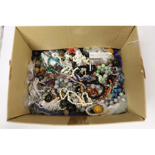 1975 - A large quantity of assorted costume jewellery and loose beads including agate.