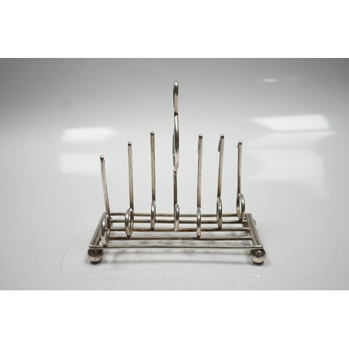 2859 - A late Victorian novelty silver toast rack, the dividers modelled as musical notes, with central han... 