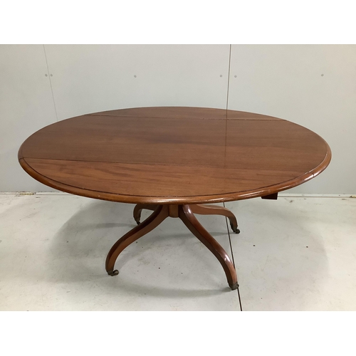 1095 - A Regency mahogany oval drop leaf dining table, width 140cm, depth 64cm, height 73cm