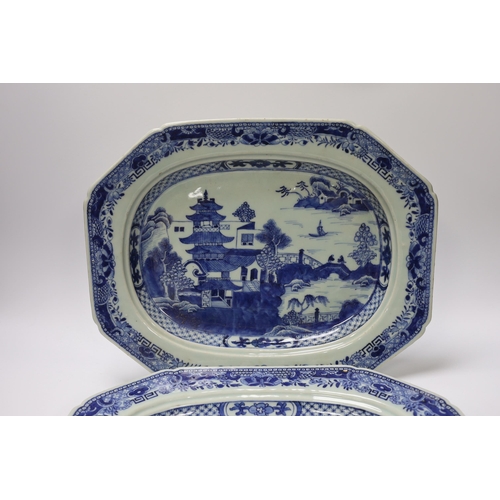 1401 - A pair of late 18th century Chinese export serving plates, 36cm